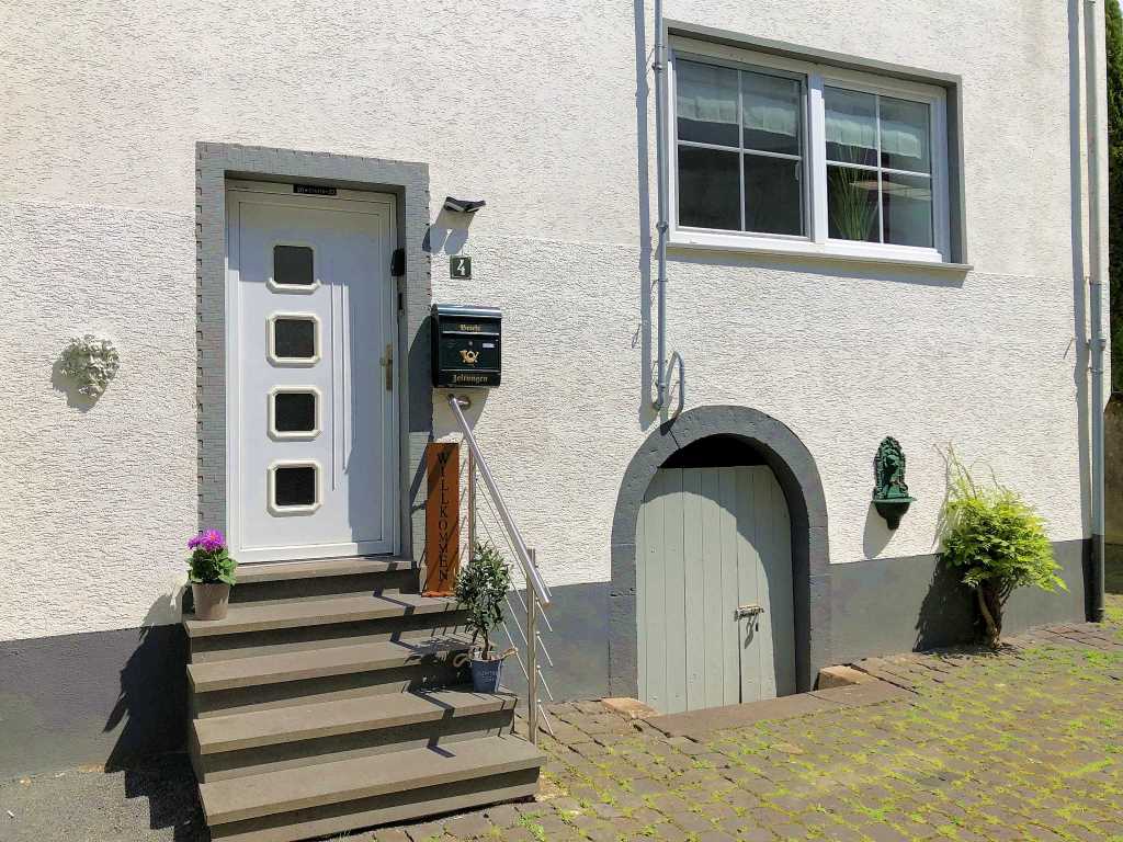 Eingang zum Ferienhaus - Moselurlaub in Ferienhaus Am Alten Stadttor, Rathausstraße 4, 56814 Ediger-Eller