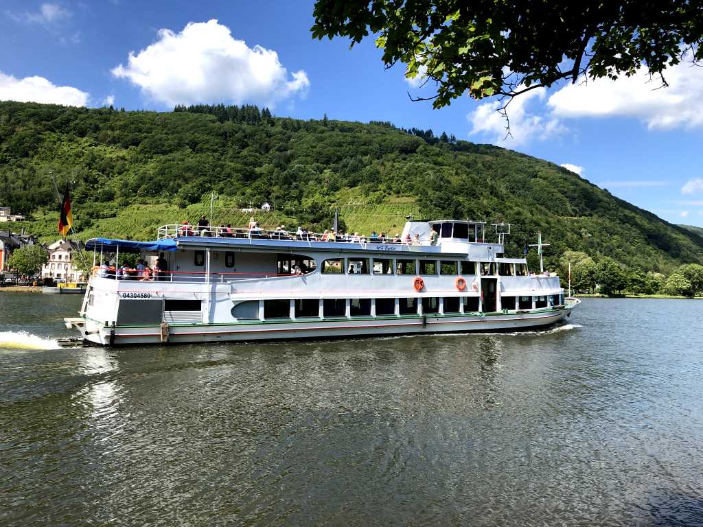 Moselschiff bei Alf - Urlaub an der Mosel in Ferienhaus Am Alten Stadttor, Rathausstraße 4, 56814 Ediger-Eller