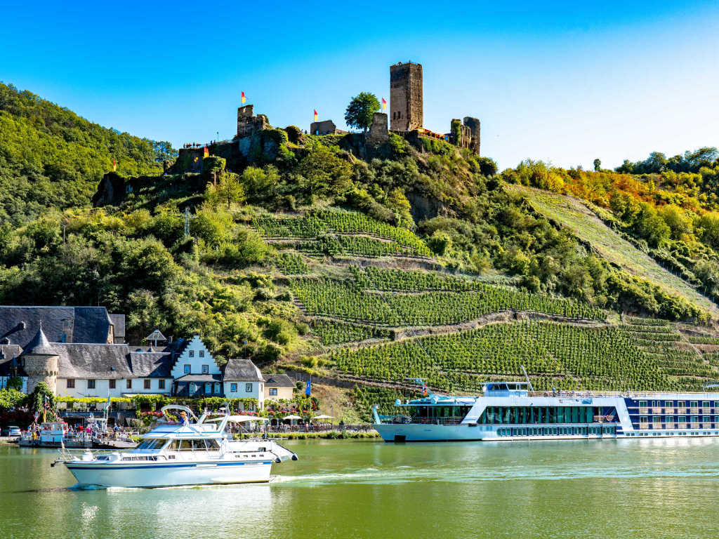 Burg Metternich in Beilstein mit Moselschiff - Urlaub an der Mosel in Ferienhaus Am Alten Stadttor, Rathausstraße 4, 56814 Ediger-Eller