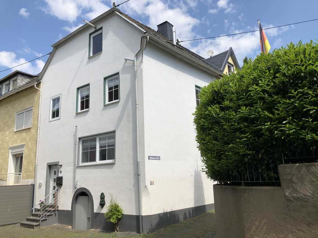 Seitenansicht Haus - Moselurlaub in Ferienhaus Am Alten Stadttor, Rathausstraße 4, 56814 Ediger-Eller