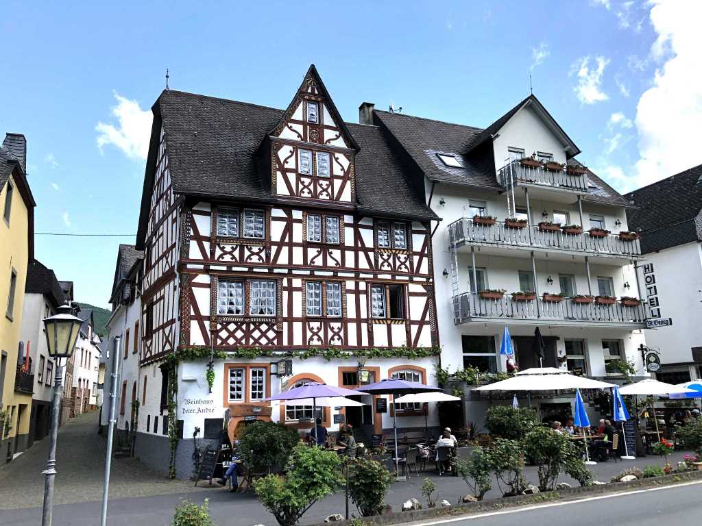 Restaurants und Cafés in Ediger-Eller - Urlaub an der Mosel in Ferienhaus Am Alten Stadttor, Rathausstraße 4, 56814 Ediger-Eller