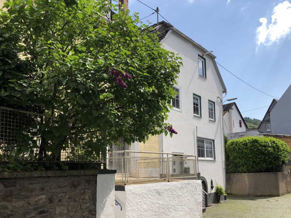 Frontansicht Haus - Urlaub an der Mosel in Ferienhaus Am Alten Stadttor, Rathausstraße 4, 56814 Ediger-Eller