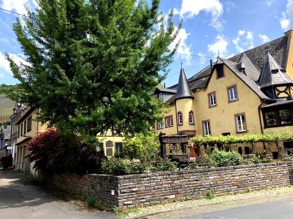 Restaurant und Außenterrasse in Ediger-Eller - Moselurlaub in Ferienhaus Am Alten Stadttor, Rathausstraße 4, 56814 Ediger-Eller