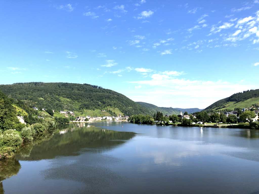 Blick über die Mosel nach Bullay - Urlaub an der Mosel in Ferienhaus Am Alten Stadttor, Rathausstraße 4, 56814 Ediger-Eller